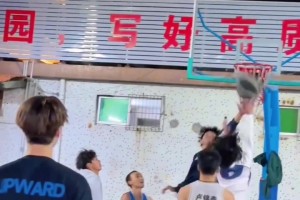 就问你强不强？小女生这球技，大多数吧友可能真打不过她！