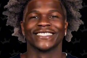 雷霆全队抵达OKC，被球迷们热情迎接！麦凯恩随即来段即兴舞蹈